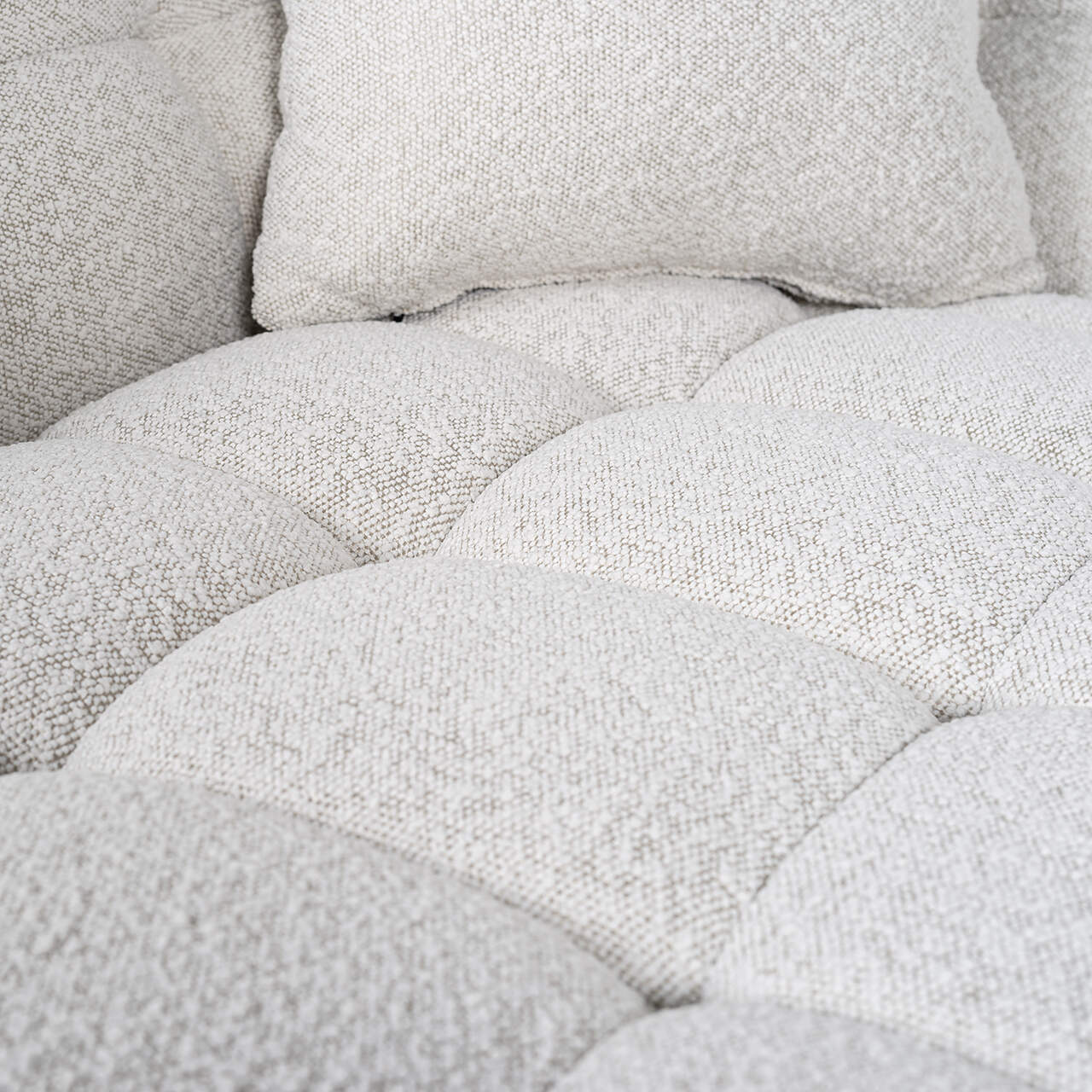 S5126 WHITE BOUCLÉ - Sofa Huxley White Bouclé / Szczotkowane złoto (Copenhagen 900 Bouclé White)