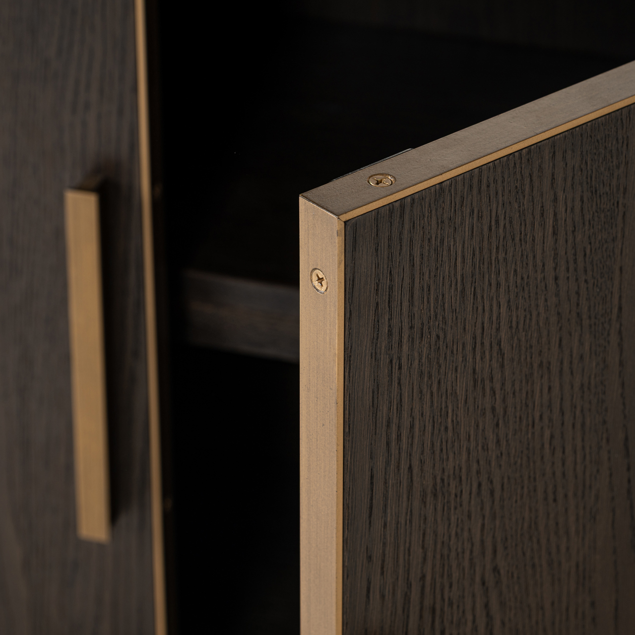 8156 - Witryna Carter brązowa duża 4-drzwiowa