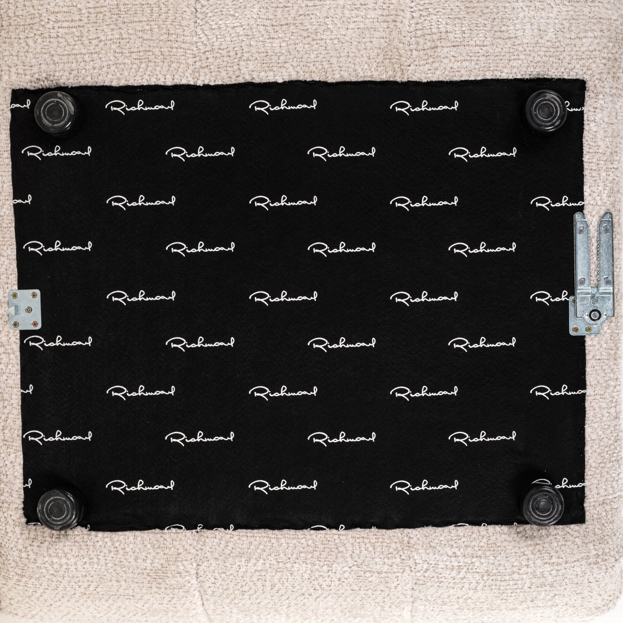 Dolna część mebla z czarną tkaniną Richmond, kółkami i metalowym zaczepem.